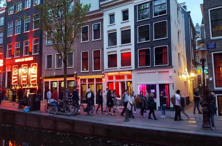 Amsterdam nu își mai dorește turiști ”jucăuși”