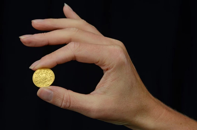 O monedă de aur extrem de rară a fost descoperită pe un cîmp