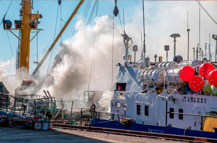 O navă rusească angajată în pescuit a luat foc într-un port norvegian