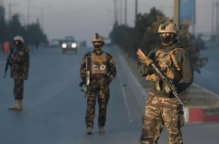 Sute de membri ai forţelor de securitate se predau talibanilor la Kunduz