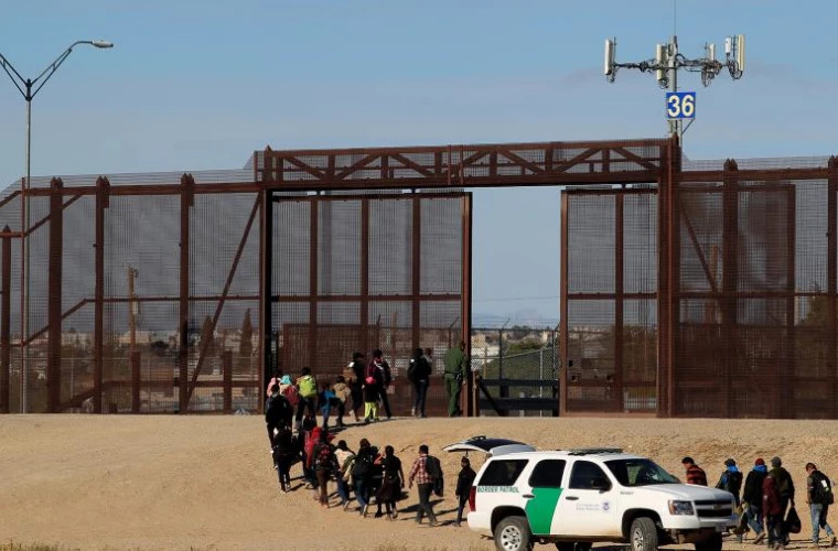 SUA: Peste 200.000 de migranţi reţinuţi la graniţa de sud în iulie