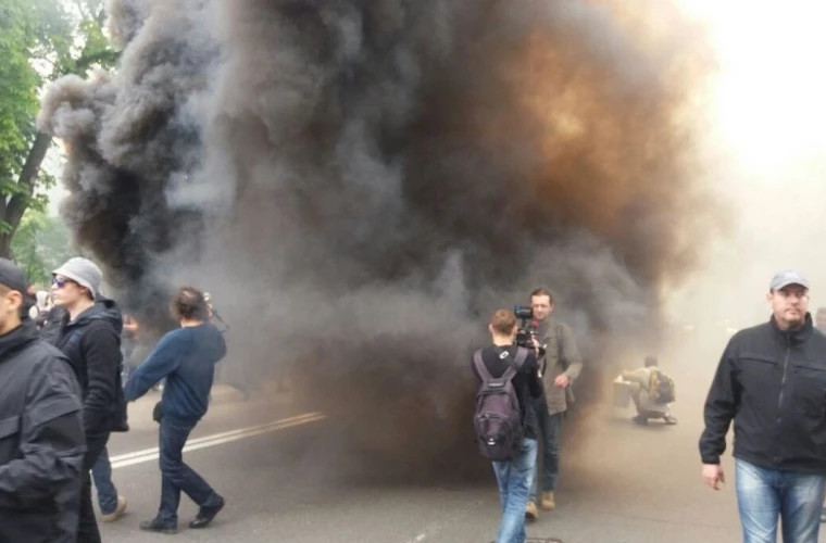 Violențe între protestatari și polițiști, în fața biroului lui Zelenskiy