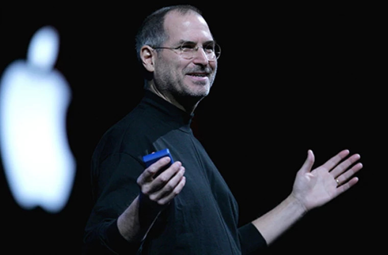 Un manual Apple, semnat de Steve Jobs, s-a vîndut cu 800.000 de dolari