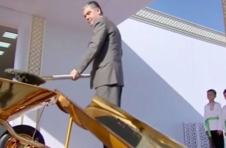 Preşedintele Turkmenistanului cum nu l-ai mai văzut: cu o lopată de aur în mîini