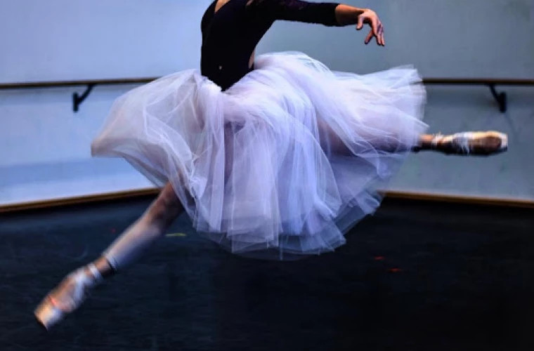 O fostă balerină din Moldova a dansat pe un tanc