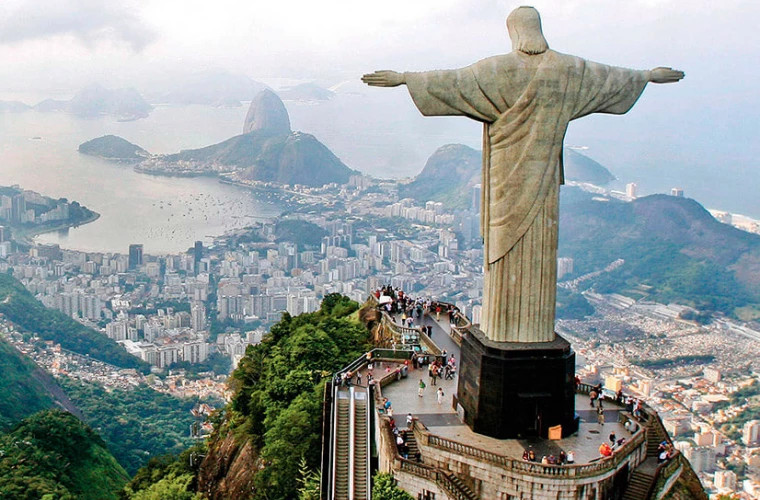 Doi turiști, arestați după ce s-au urcat în vîrful statuii Hristos Mîntuitorul din Rio de Janeiro