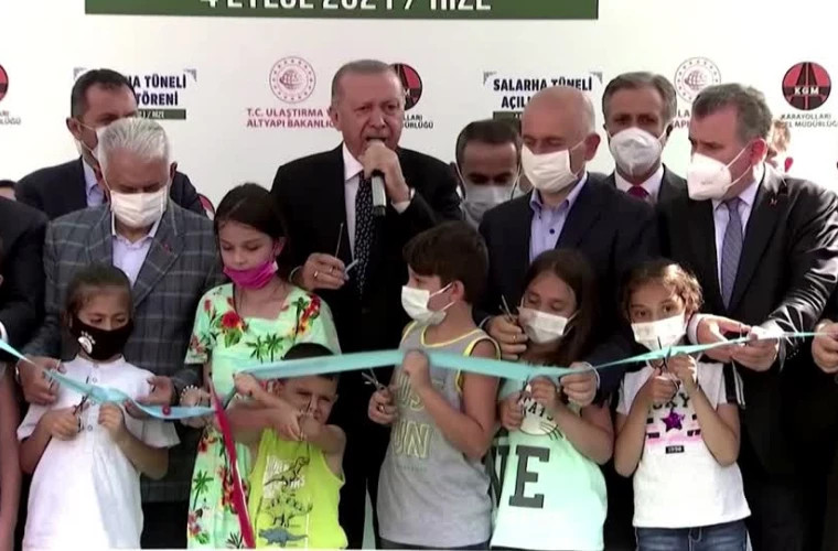 На церемонии открытия туннеля в Турции мальчик перерезал ленту вместо президента