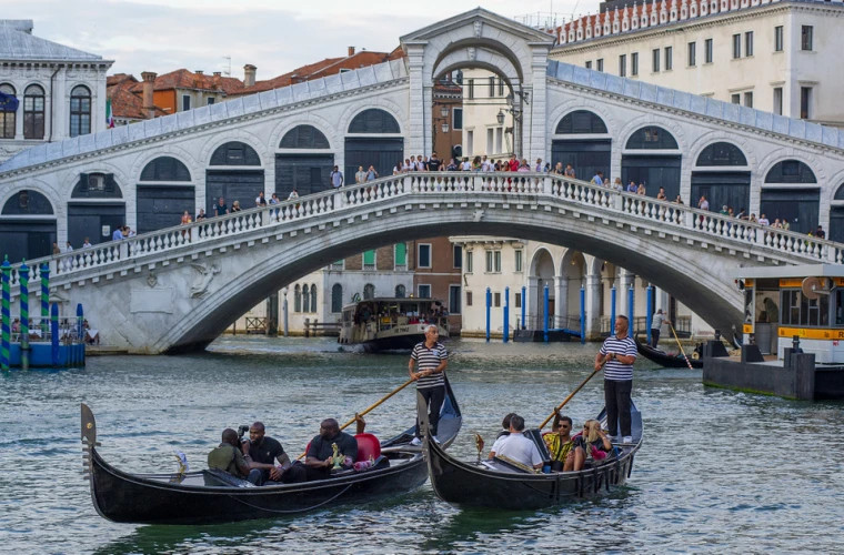 Podul Rialto din Veneţia, inaugurat după restaurare cu participarea tenorului Andrea Bocelli