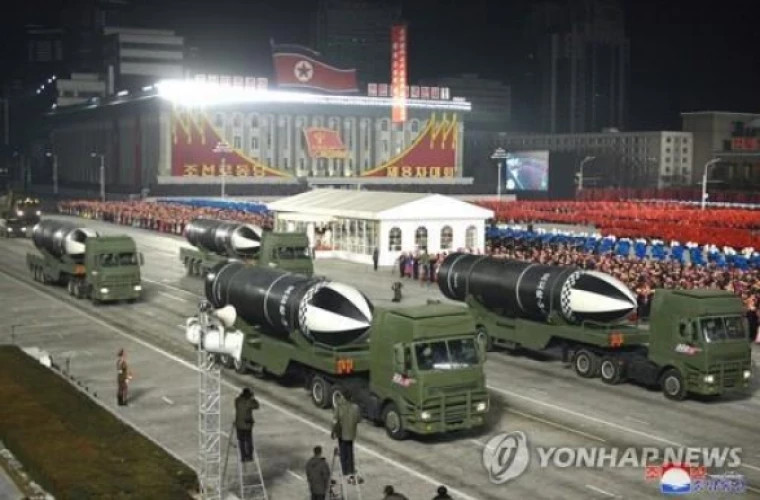 Ким Чен Ын устроил посреди ночи военный парад