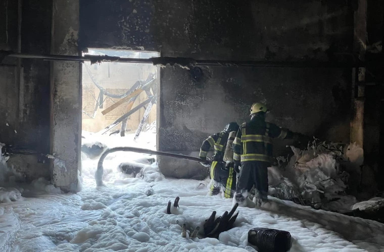 Incendiu în capitală: 40 de salvatori au luptat cu flăcările