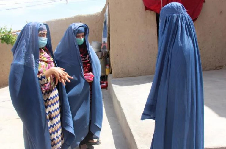 Femeile afgane protestează împotriva codului vestimentar impus de talibani
