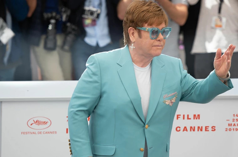 Cîntăreţul Elton John va suferi o intervenţie chirurgicală la şold şi îşi va relua turneul de adio în 2022