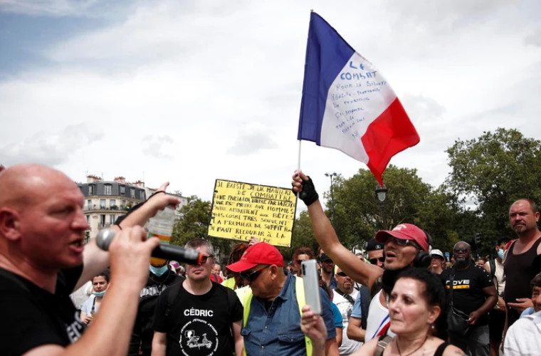во Франции прошли массовые протесты против принудительной вакцинации врачей