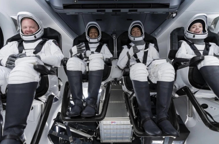 SpaceX: Cei patru turişti spaţiali americani au petrecut prima zi pe orbită