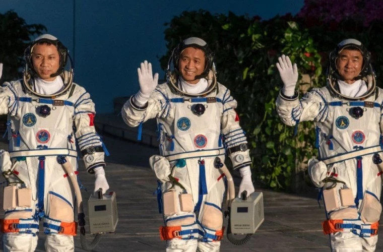 Trei astronauţi chinezi au revenit pe Terra