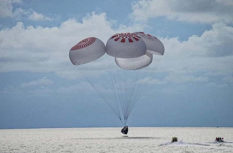 SpaceX: Cei patru pasageri privaţi au revenit pe Terra