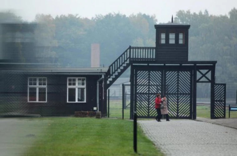 O femeie de 96 de ani, fostă secretară într-un lagăr nazist, a fugit înainte de procesul său