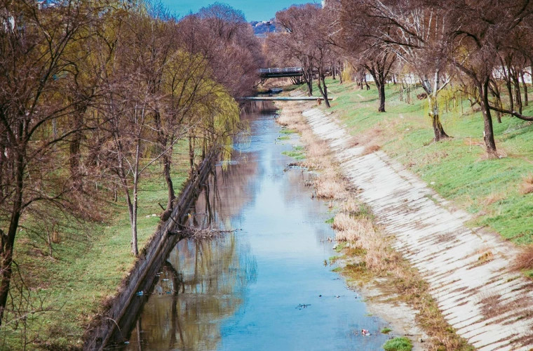 Marea curățenie la Chișinău! Peste 5 km din albia rîului Bîc au fost salubrizati