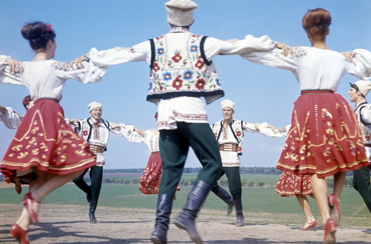 Cum au transformat moldovenii cîmpul într-un ring de dans (VIDEO)