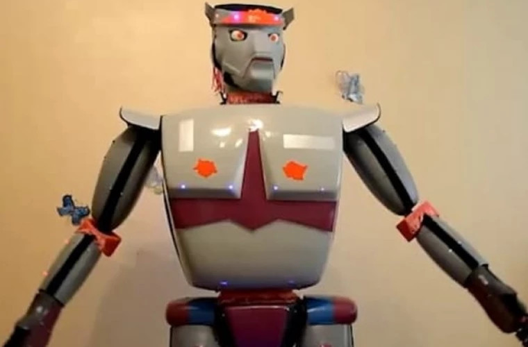 Житель Севастополя создал робота, рассказывающего анекдоты