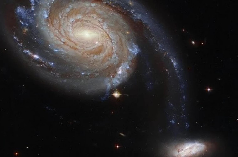 Hubble a surprins "dansul" a două galaxii