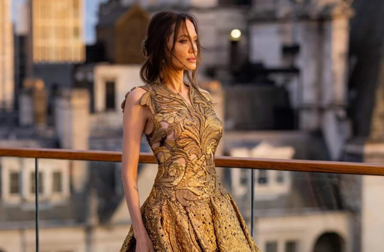 Angelina Jolie lovește din nou: Diva este fabuloasă într-o creație Valentino