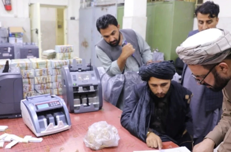 Talibanii interzic folosirea banilor străini în Afganistan