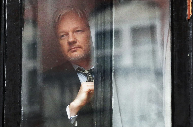 Julian Assange îl dă în judecată pe ministrul britanic de externe
