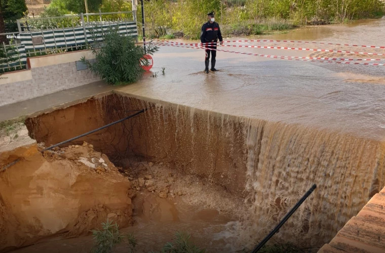 Inundații în sudul Italiei. Mai multe drumuri au fost distruse