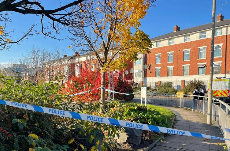 Trei arestați sub suspiciune de terorism la Liverpool după explozia unei mașini