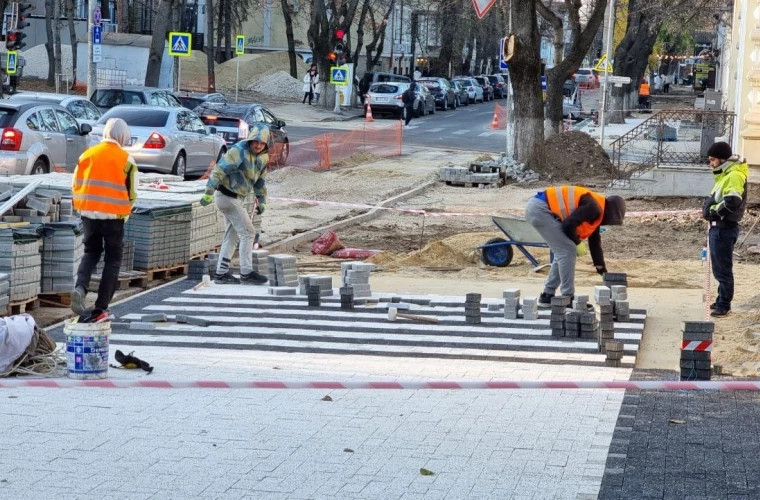 În centrul istoric al capitalei continuă reparaţia trotuarelor (FOTO)