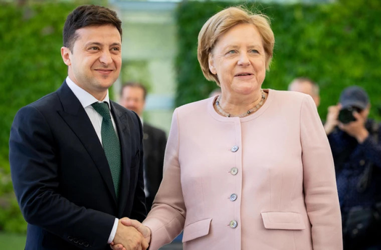 Зеленский и Меркель договорились продолжать работу в нормандском формате