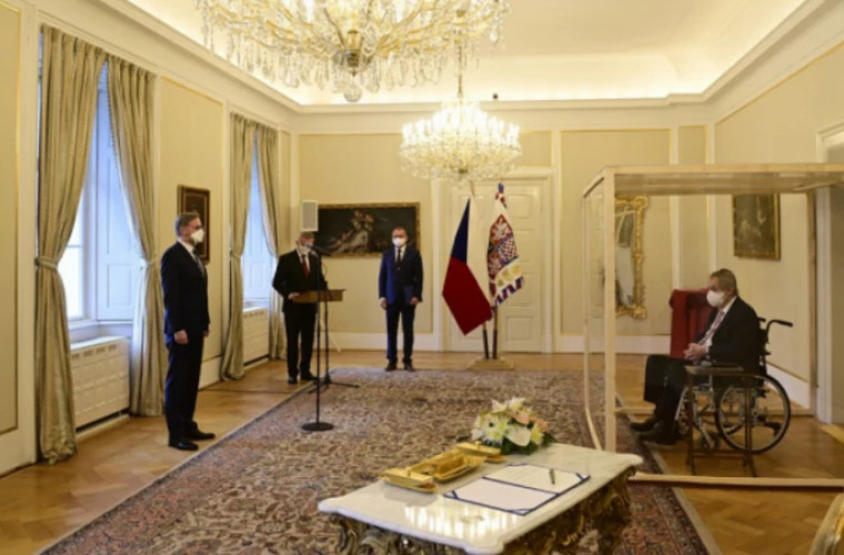 Bolnav de Covid, președintele Cehiei a stat într-un cub de sticlă la depunerea jurămîntului premierului