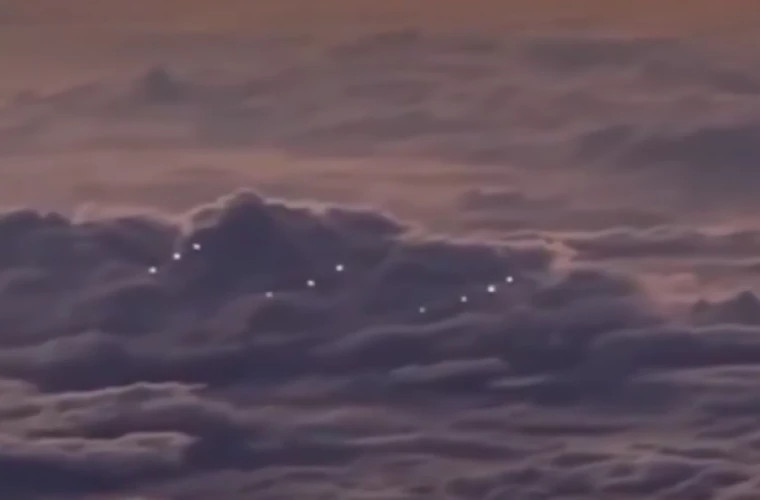 Un clip filmat de un pilot civil surprinde 12 presupuse „OZN-uri” zburînd în formaţie 