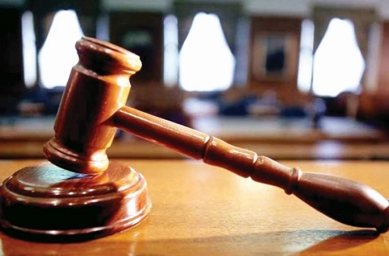 Un jurist din Glodeni, învinuit că a primit mită de 1000 de euro de la soția unui client de-al său
