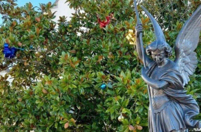 O statuie a Arhanghelului Mihail va fi înlăturată dintr-o piaţă publică din Franța