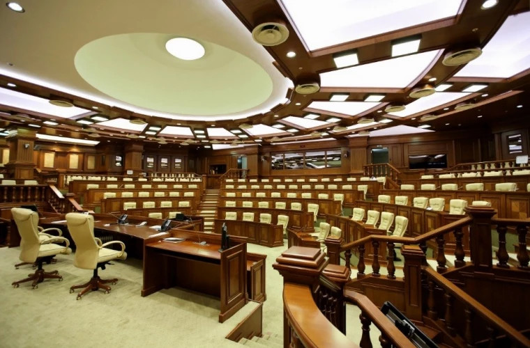 Scandal la Parlament. Deputații Șor au încercat să intre cu forța la ședința Comisiei juridice