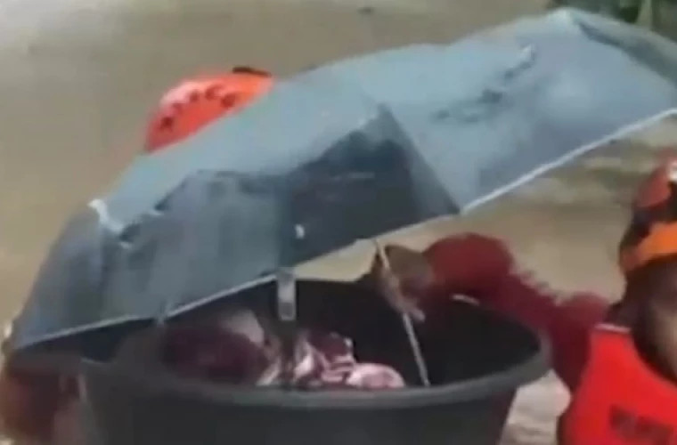 Inundații majore în Filipine, după un super-taifun. Salvatorii au pus un bebeluș într-un lighean pentru a-l salva