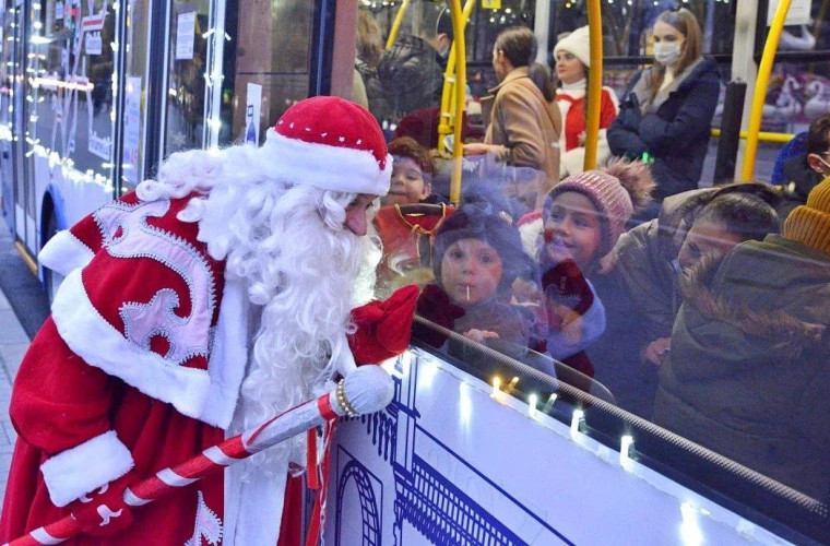 A fost lansata ruta specială a troleibuzului turistic "Cunoaște orașul alături de Moș Crăciun"