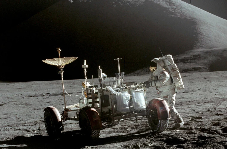 Cercetătorii deschid un container sigilat de la ultima aterizare pe Lună