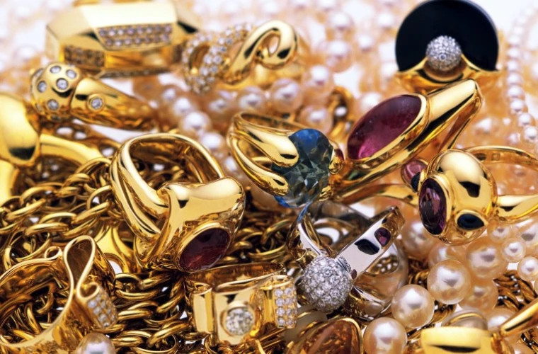 A „plouat” cu aur, în centrul capitalei, ca în Casa del Papel: 1 kg de bijuterii, aruncate în mulțime