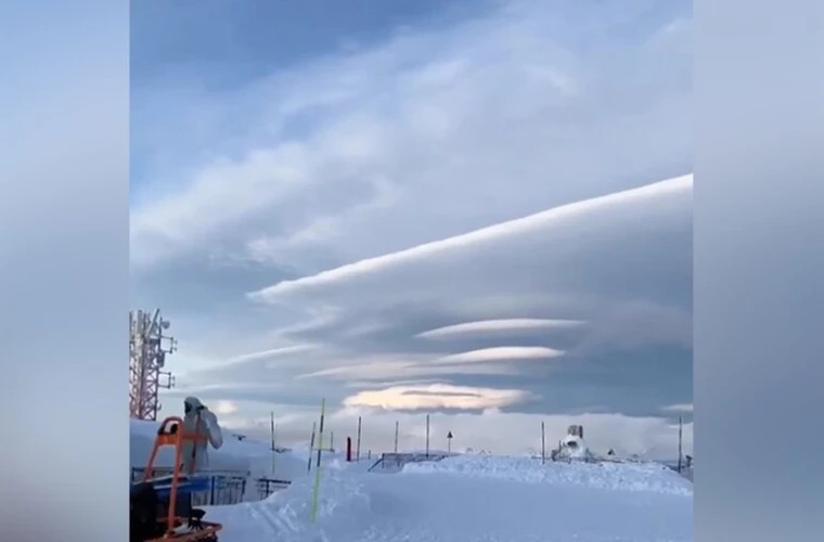 Туристы сняли на видео лентикулярные облака в горах Сочи