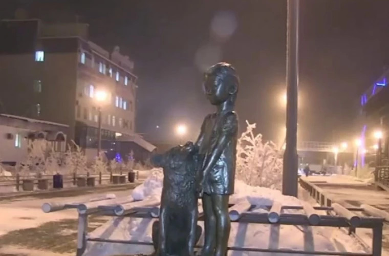 Povestea fetiței căreia i s-a ridicat o statuie de bronz în inima Siberiei