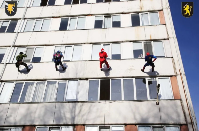 Polițiști deghizați în Spider Man, la spitalul Valentin Ignatenco