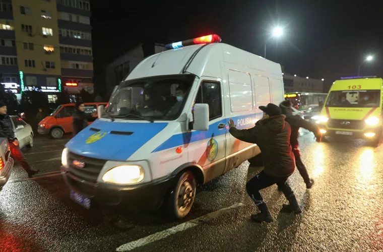 Kazahstan: medicii sunt atacați iar echipajele de salvare – incendiate