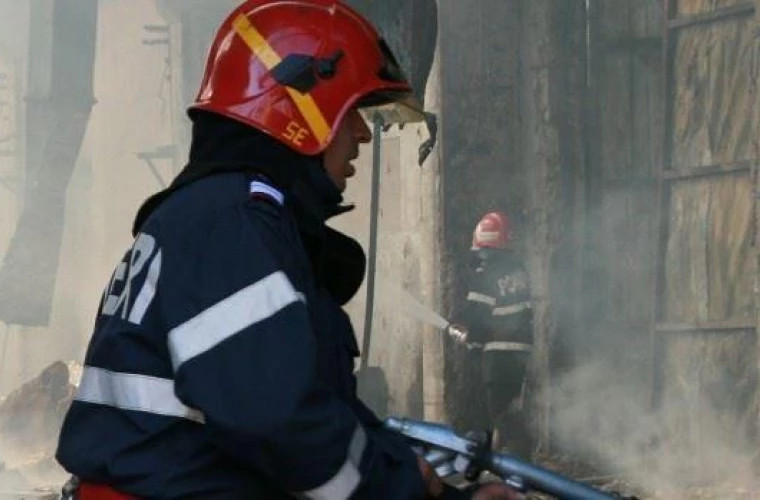 Trei echipaje de pompieri luptă pentru a stinge flăcările în apartamentul unui bloc