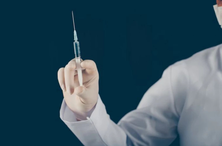 Исследователи установили новую побочную реакцию на вакцину AstraZeneca