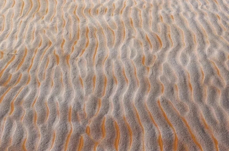 Dune de nisip, acoperite de zăpadă. Fenomen rar în deșertul Sahara