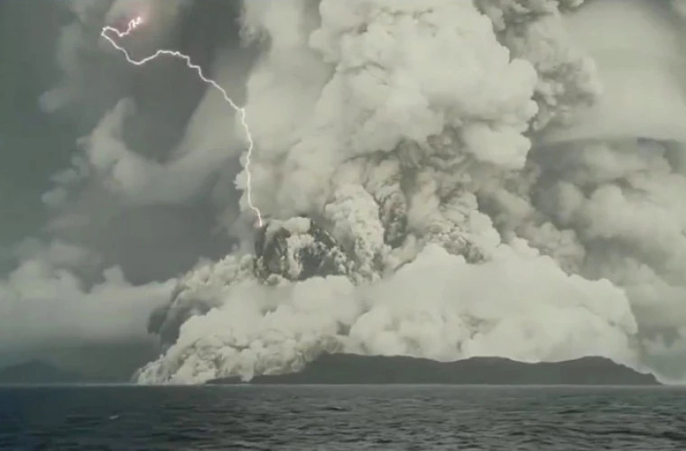 Erupţia vulcanică din Tonga a fost de sute de ori mai puternică decât explozia bombei atomice de la Hiroshima