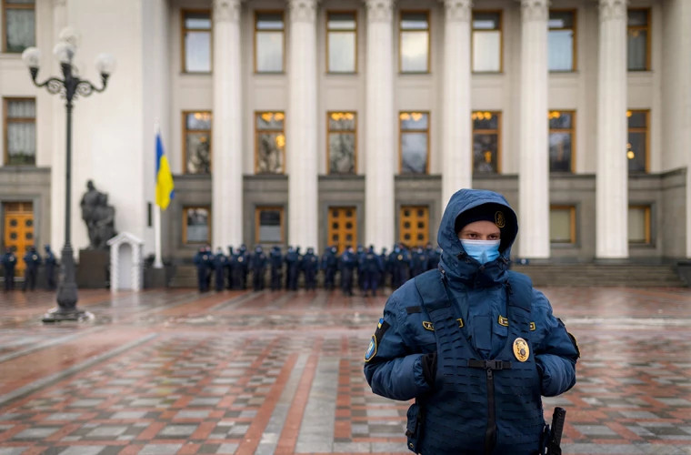 Рада утвердила решение о введении ЧП по всей Украине